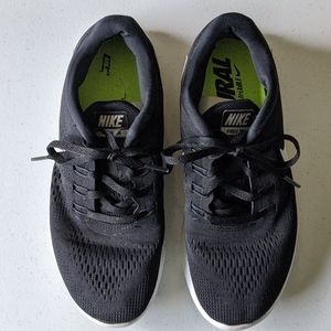 Nike free run tennis shoes